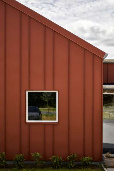 Die Kindertagesstätte in Holstebro heißt Kinder und Natur, von Kopf bis Fuß in Stahlprofilen, willkommen, Nørre Boulevard 57, 7500 Holstebro, Dänemark